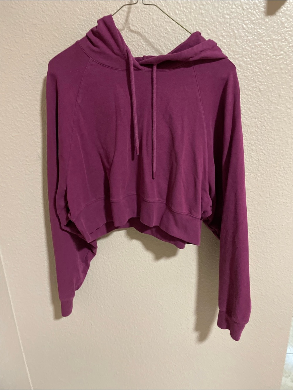 Alo Cropped Hooded Pullover Sweatshirt - Plum